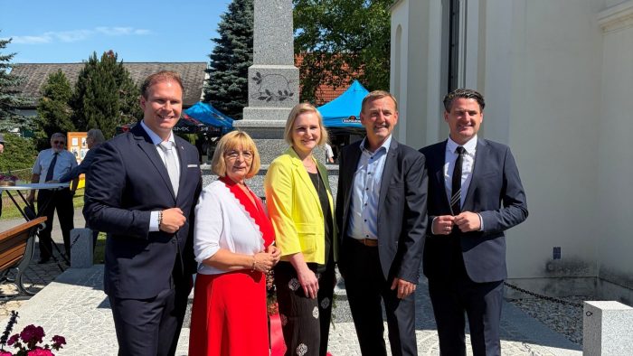 Segnung des Kriegerdenkmals in Weichselbaum
